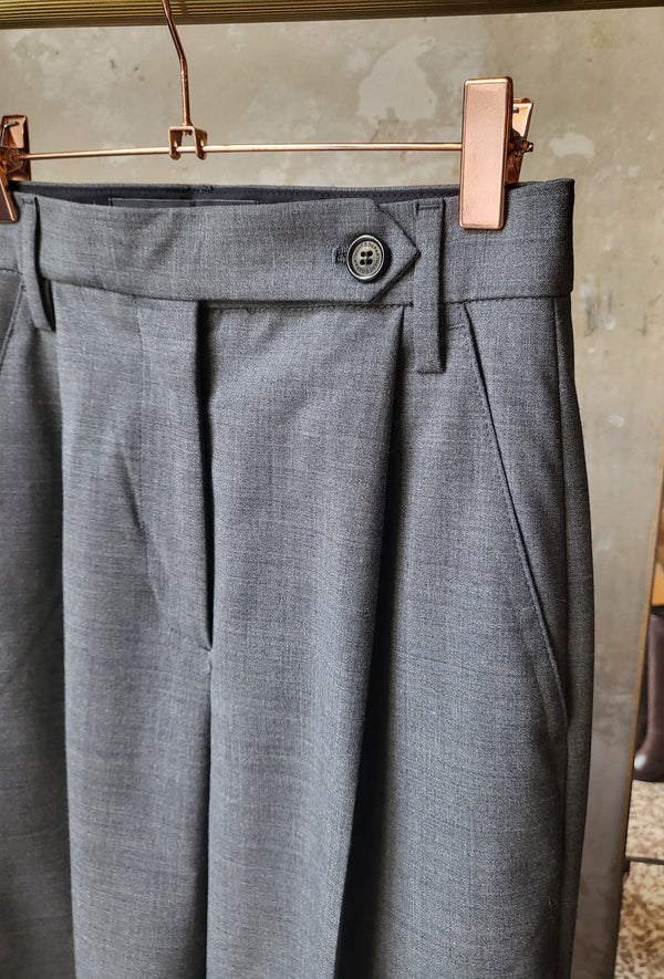 Trousers with gray pinces
