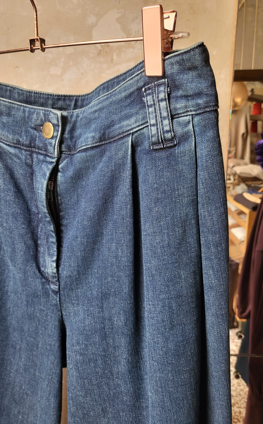 Jeans con deals pinces