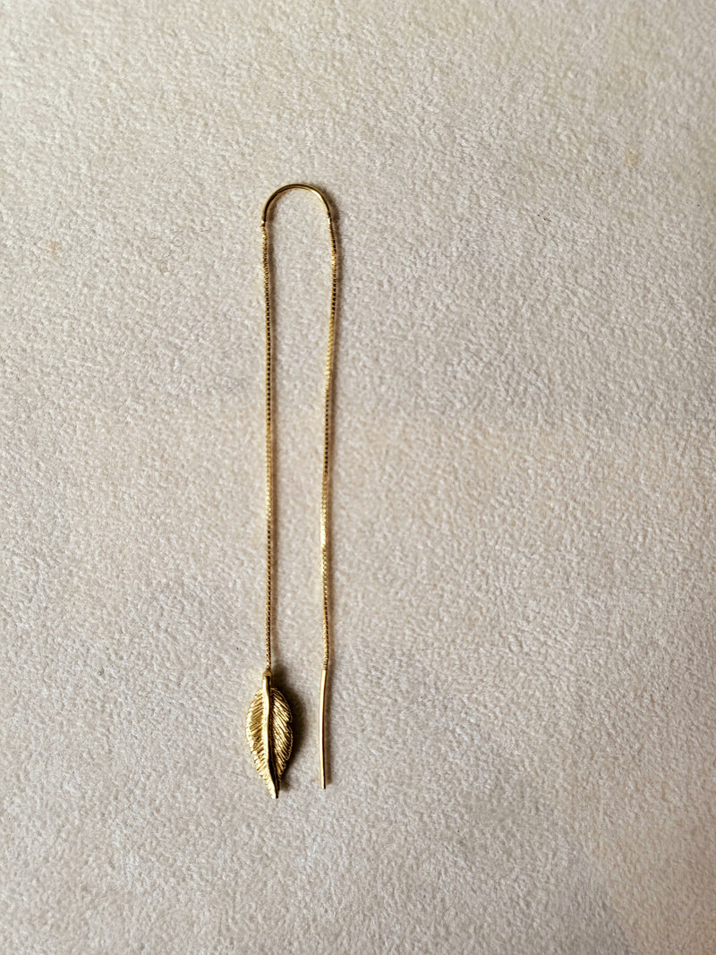 Orecchino catena con piuma