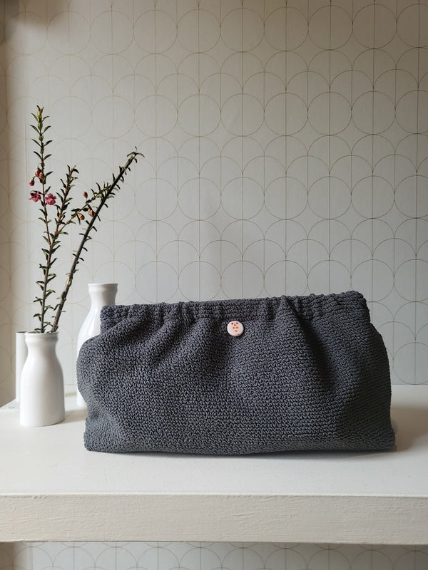 Clutch in tessuto goffrato