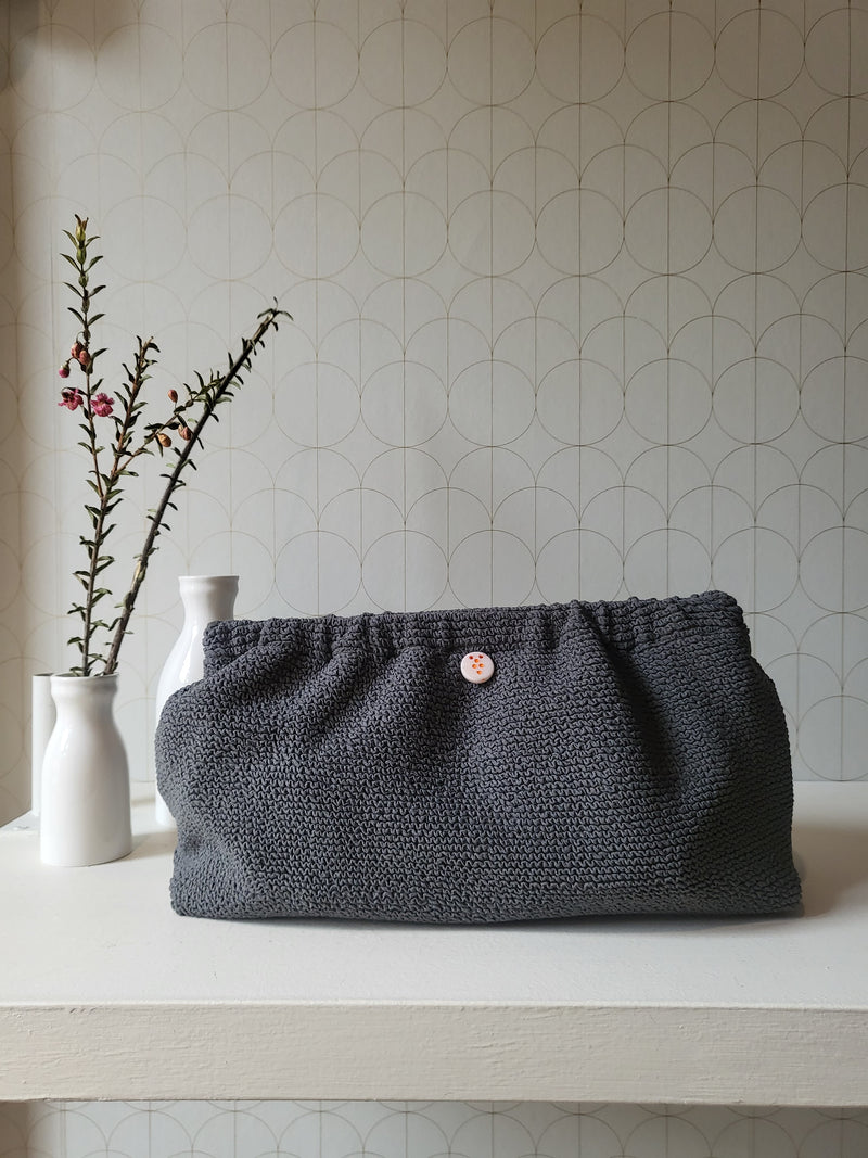 Clutch in tessuto goffrato
