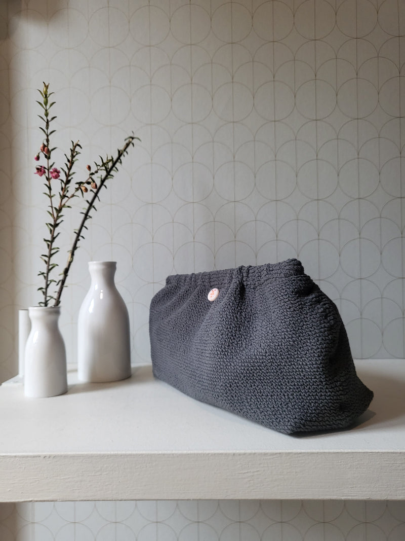 Clutch in tessuto goffrato