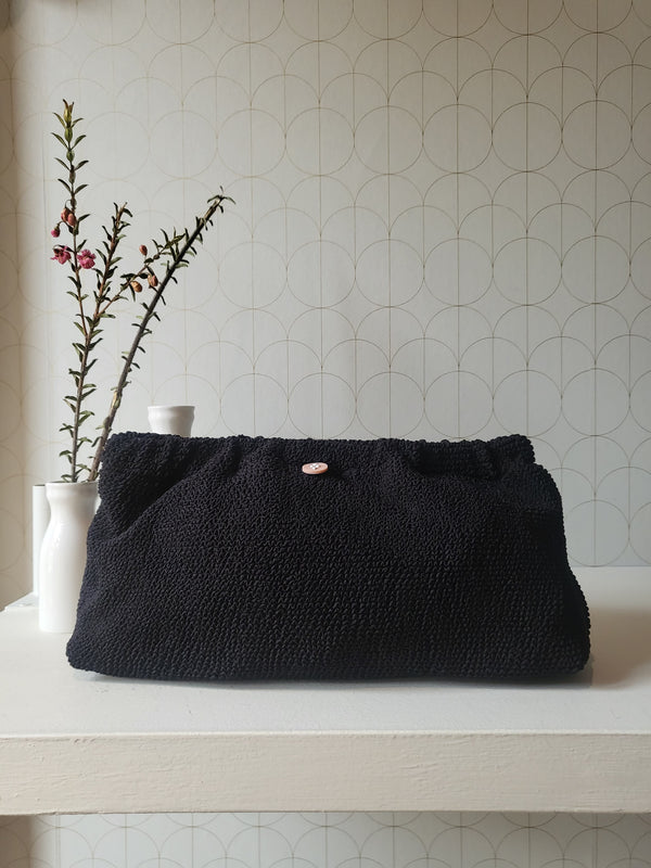 Clutch in tessuto goffrato