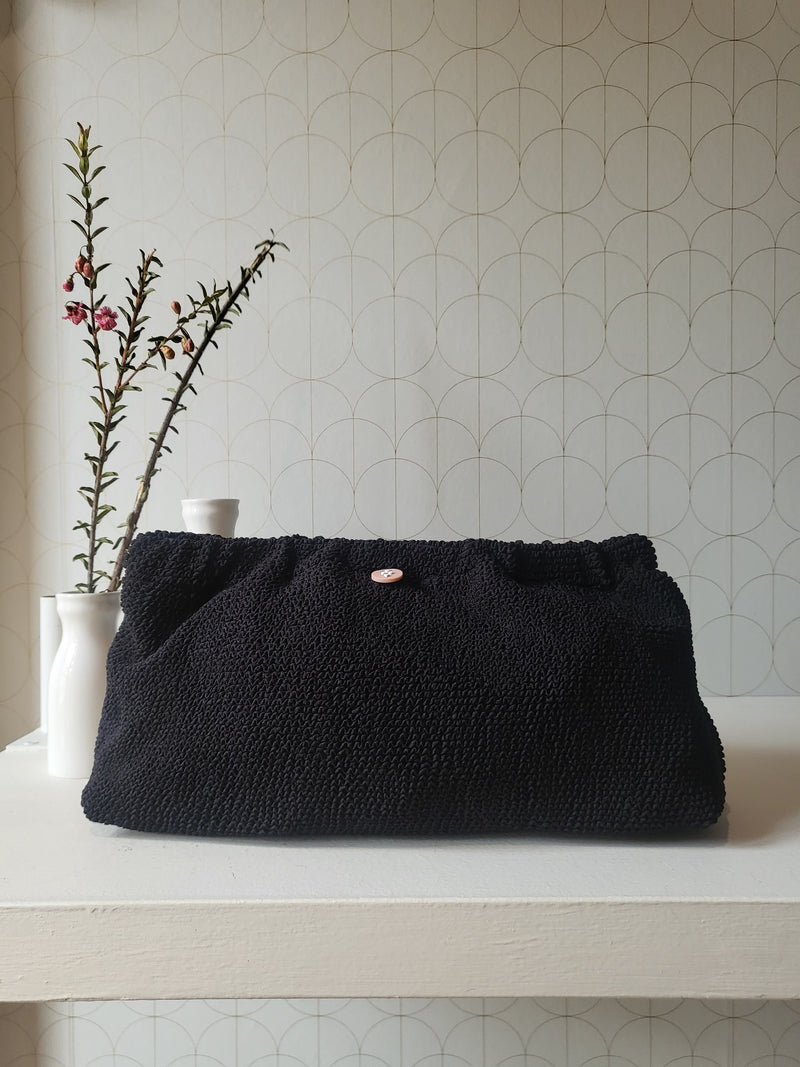 Clutch in tessuto goffrato