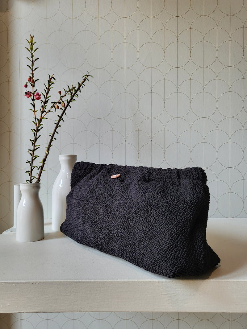 Clutch in tessuto goffrato