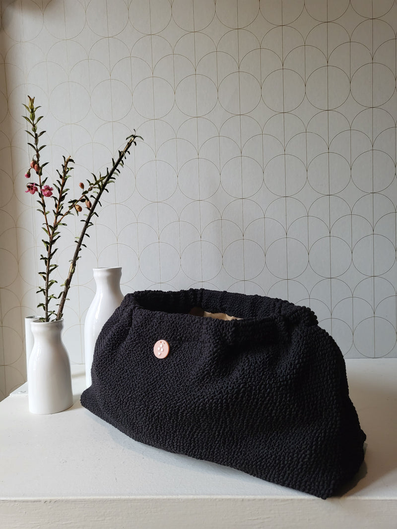 Clutch in tessuto goffrato