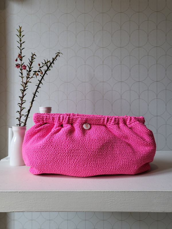 Clutch in tessuto goffrato