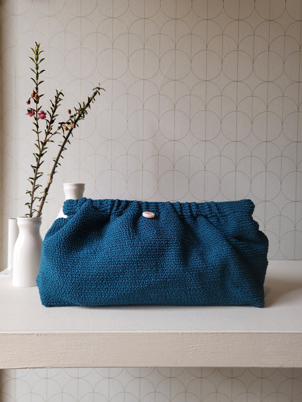 Clutch in tessuto goffrato
