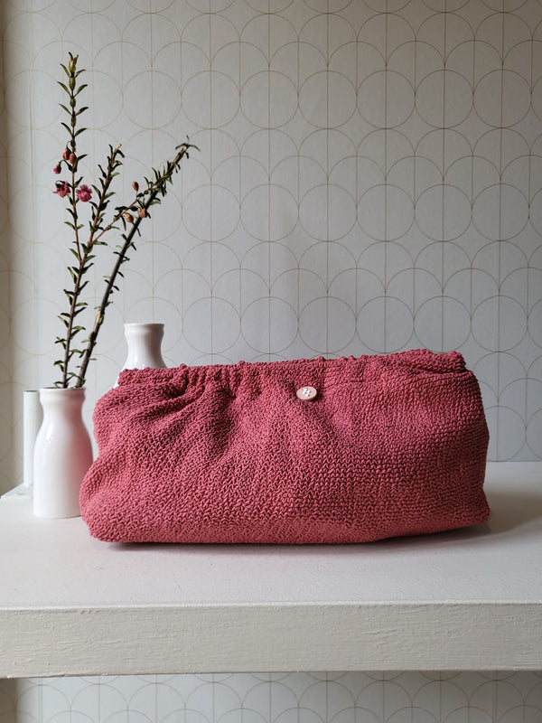 Clutch in tessuto goffrato