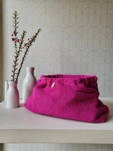 Clutch in tessuto goffrato