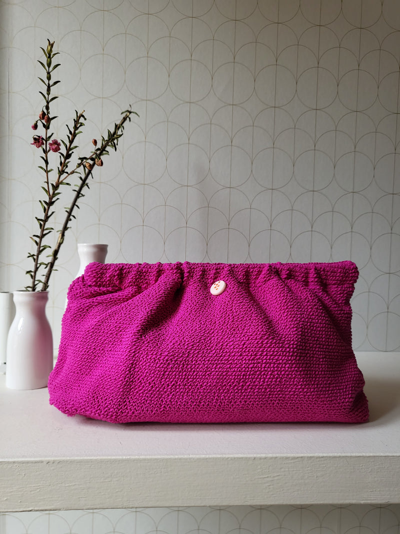 Clutch in tessuto goffrato