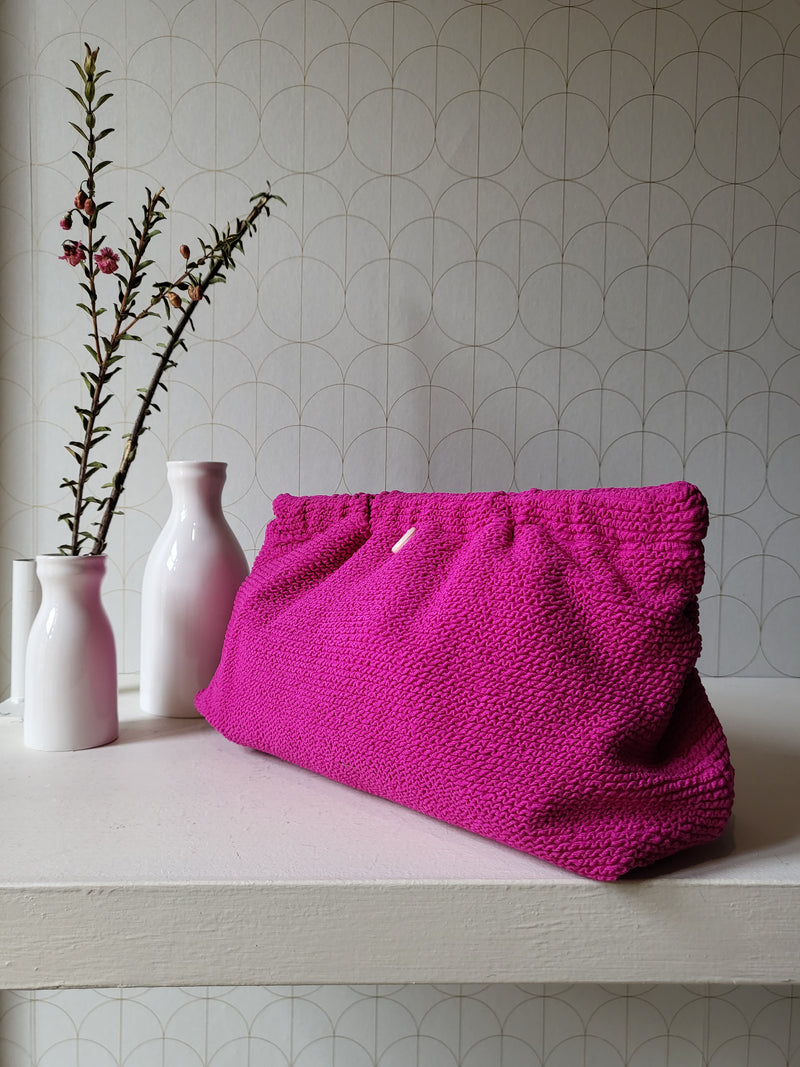 Clutch in tessuto goffrato