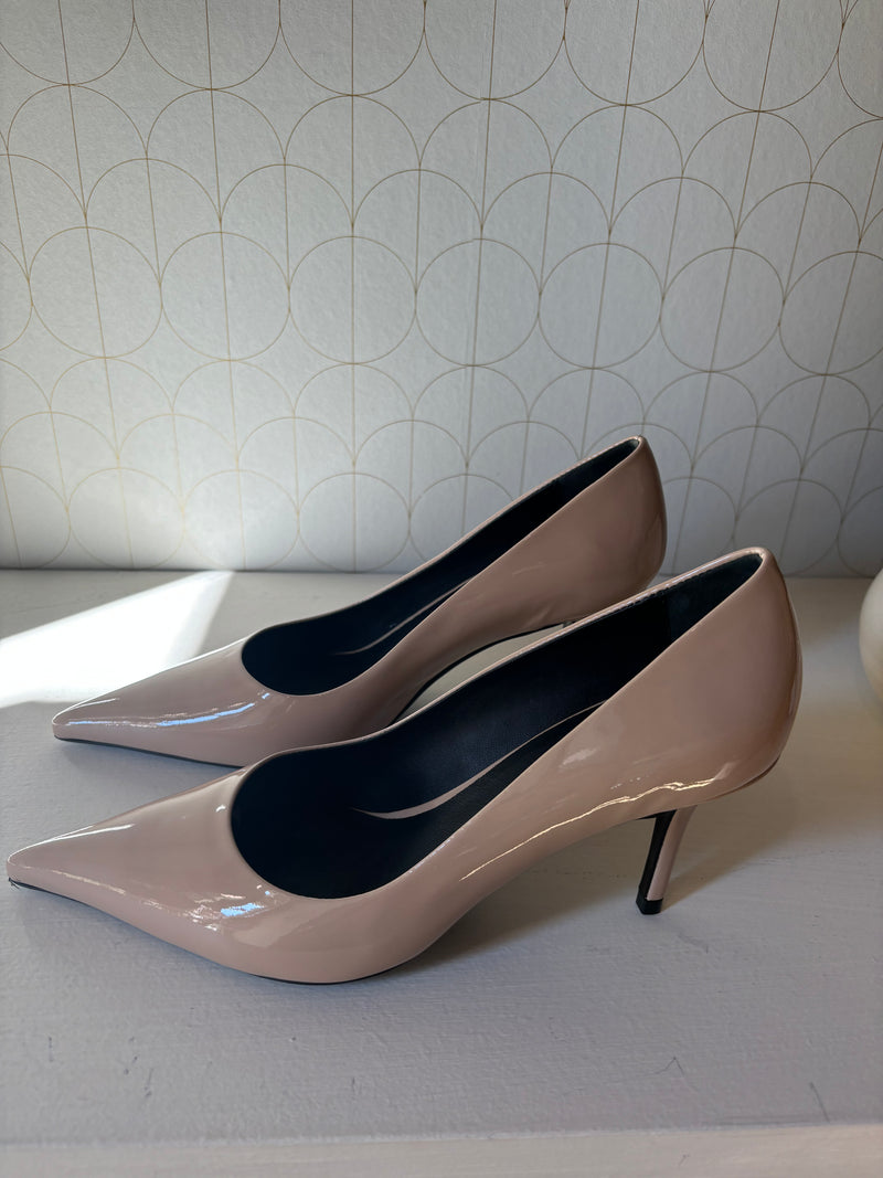 Nude décolleté patent finish