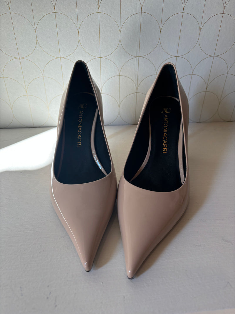 Nude décolleté patent finish