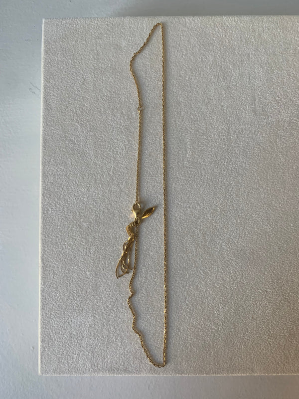 Collana girocollo con piuma e ciondolo