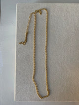 Collana girocollo con piuma e ciondolo