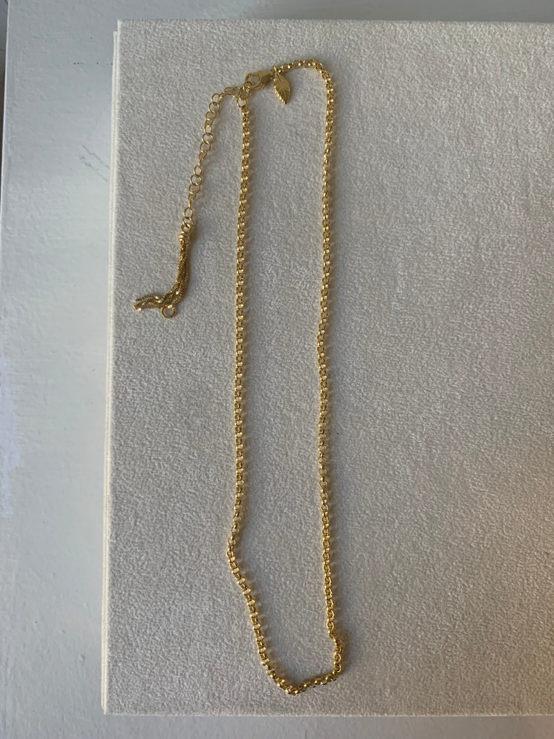 Collana girocollo con piuma e ciondolo