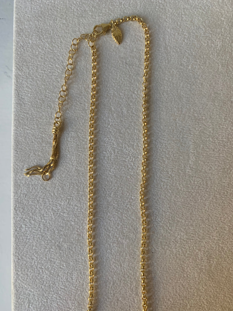 Collana girocollo con piuma e ciondolo