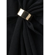 T-shirt nera con nodo dorato
