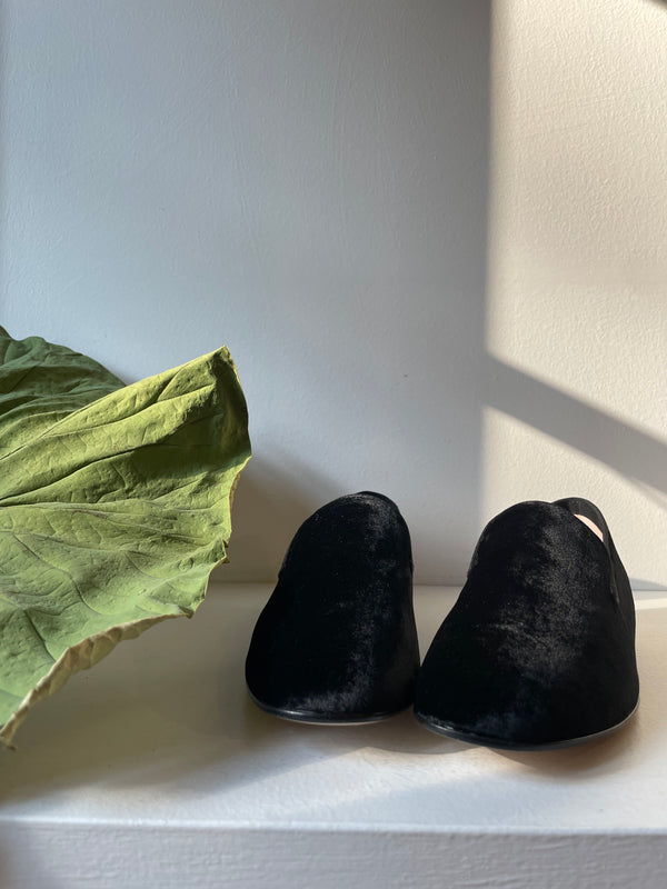 Black velvet shoe